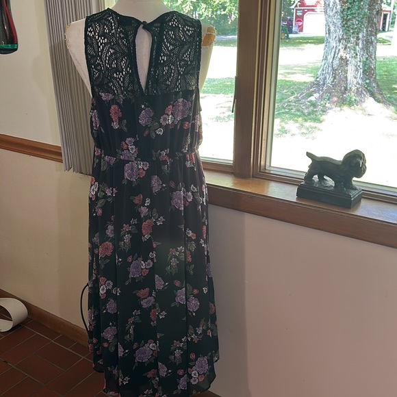 Torrid size 1 sleeveless flowered dress plus size - Picture 3 of 5